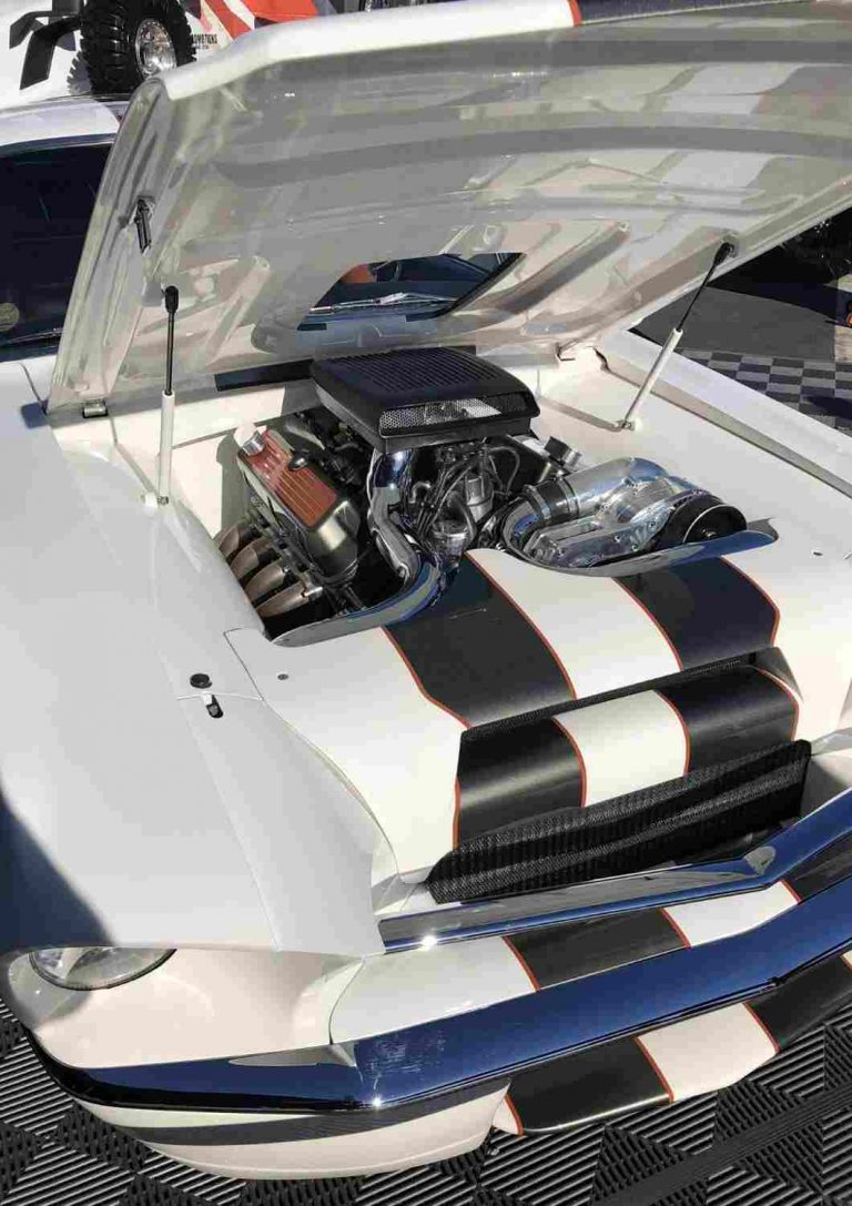 Mustang Shelby blanche bandes noires capot ouvert au SEMA Show