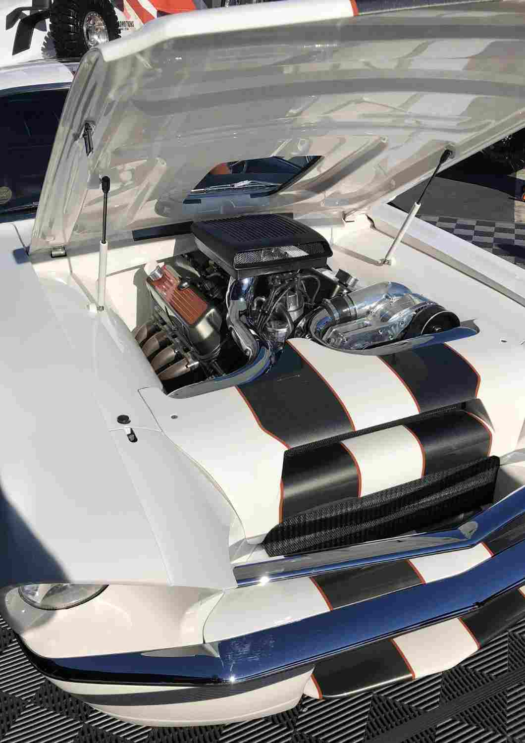 Mustang Shelby blanche bandes noires capot ouvert au SEMA Show