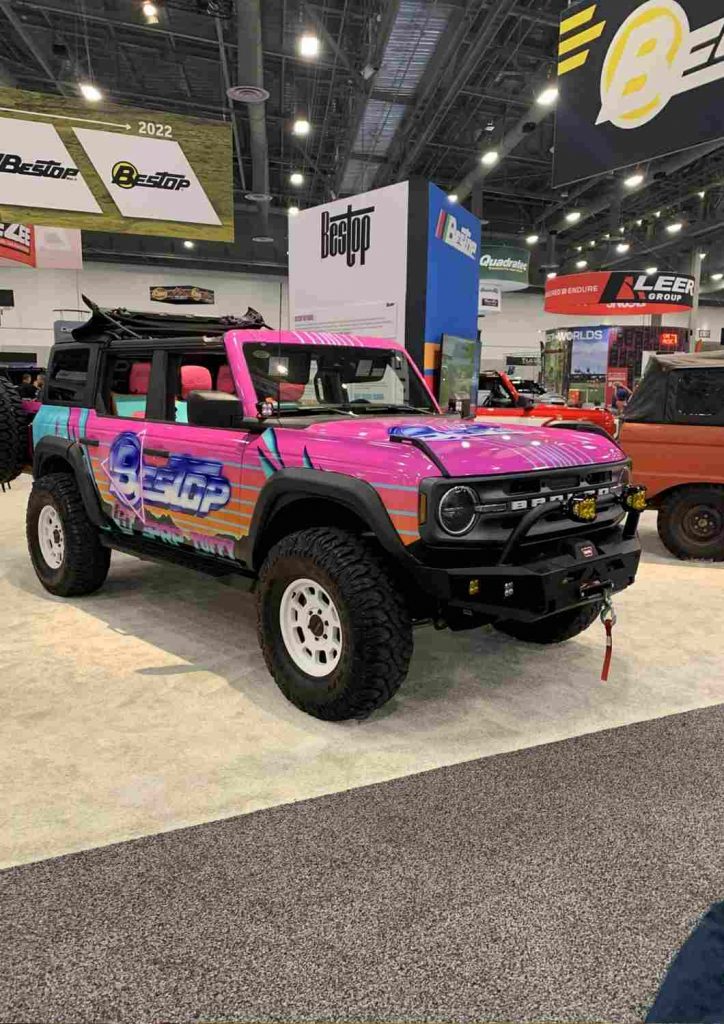 Ford Bronco rose et bleu exposé au SEMA Show Las Vegas
