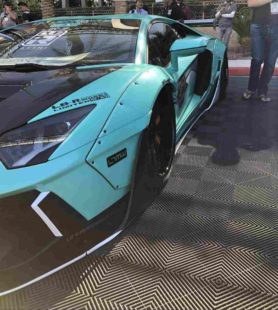 Lamborghini turquoise Liberty Walk devant le hall extérieur du SEMA Show
