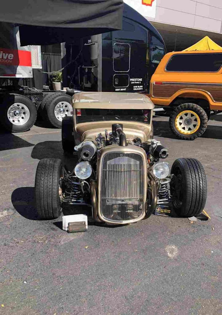 Hot Rod doré avec double turbo au SEMA Show Las Vegas