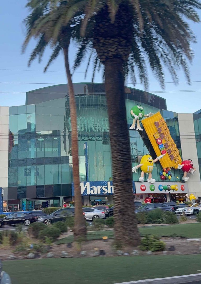 Façade du M&M’s Store au Showcase Mall, personnages géants et palmier sur le Strip de Las Vegas.