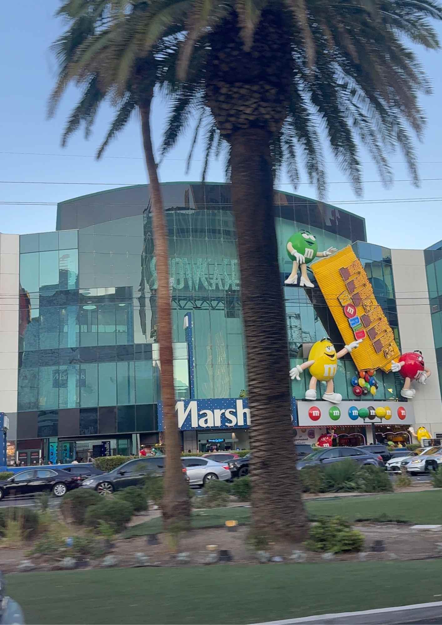 Façade du M&M’s Store au Showcase Mall, personnages géants et palmier sur le Strip de Las Vegas.