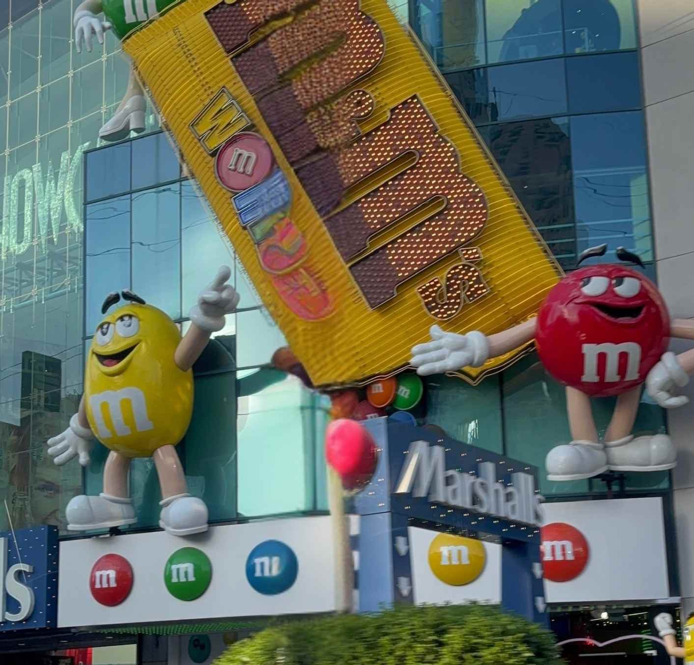 Gros plan sur le pack M&M’s géant et les statues Yellow et Red à l’entrée du magasin de Las Vegas.