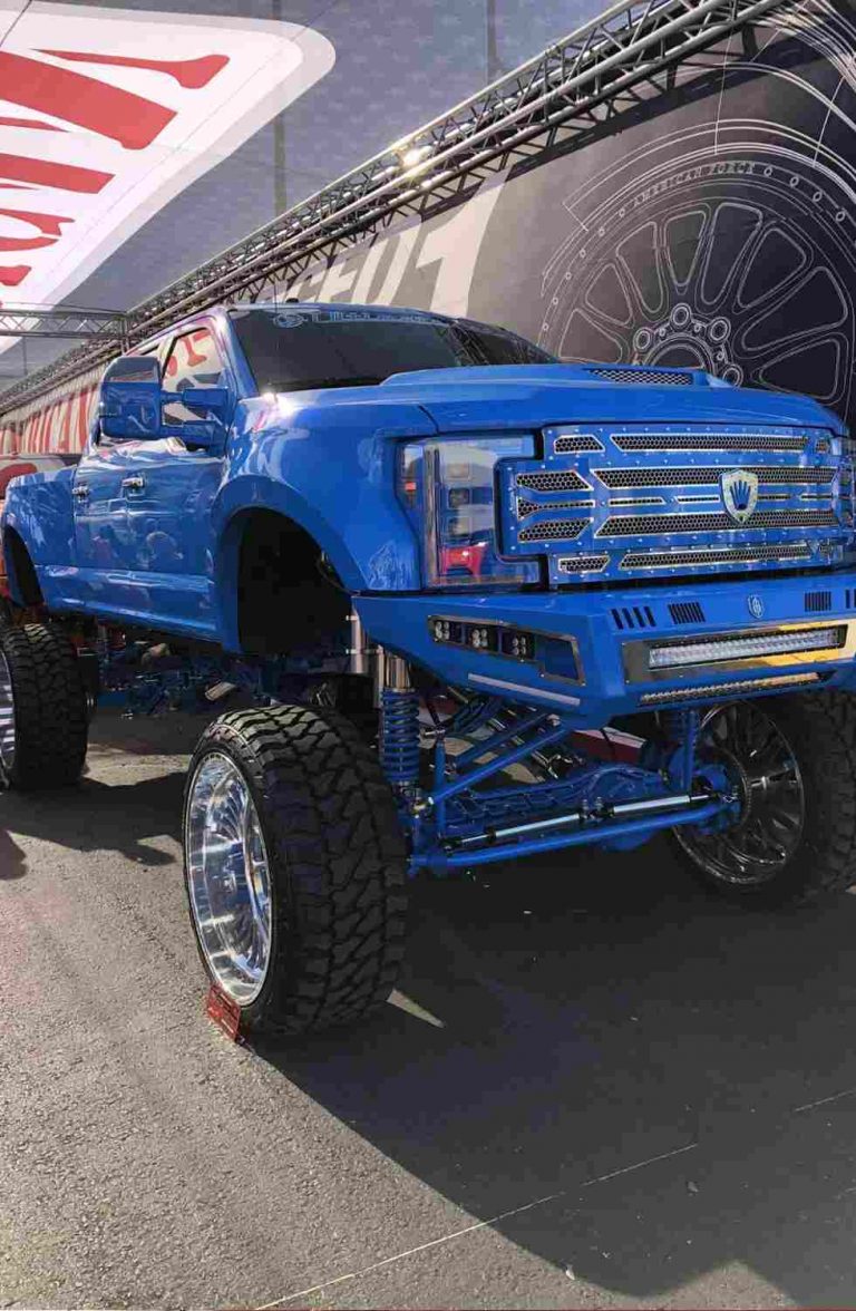 Pick-up Ford bleu surélevé exposé à l’extérieur du SEMA Show Las Vegas