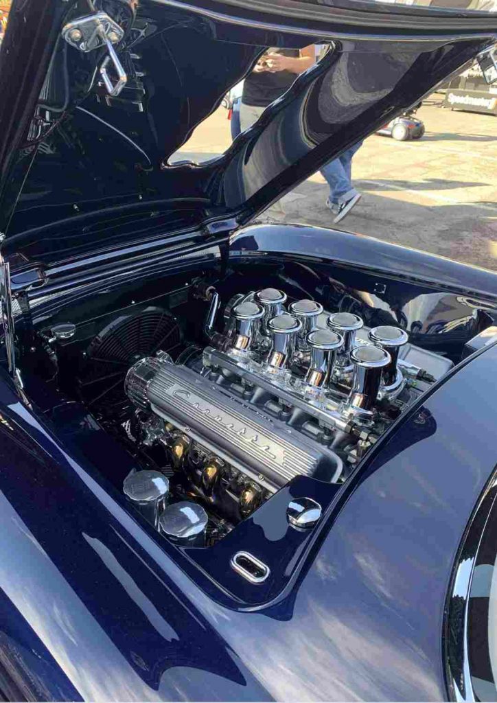Compartiment moteur chromé d’une voiture classique au SEMA Show Las Vegas