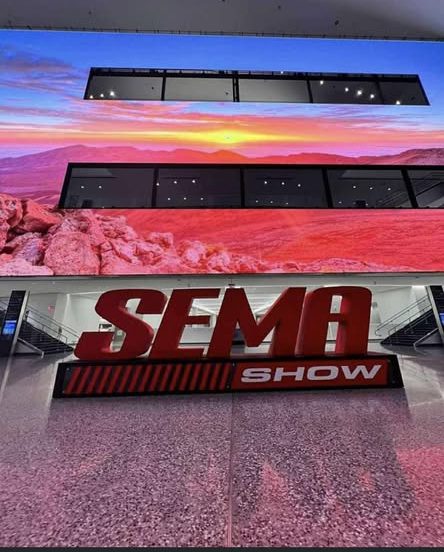 Entrée principale du SEMA Show Las Vegas 2025 avec logo géant rouge