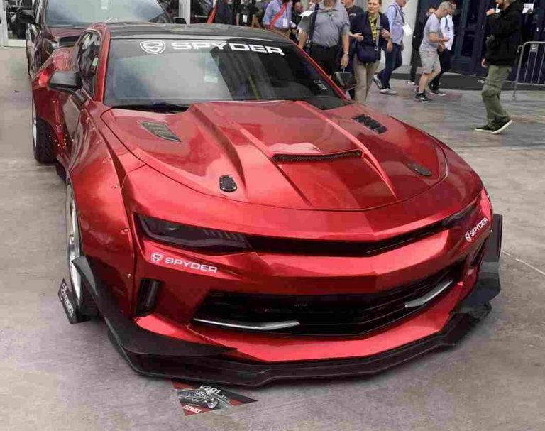 Chevrolet Camaro rouge Spyder exposée au SEMA Show Las Vegas