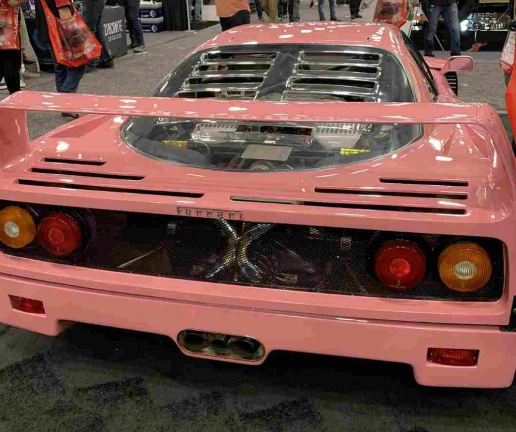 Ferrari F40 rose exposée dans le hall principal du SEMA Show Las Vegas