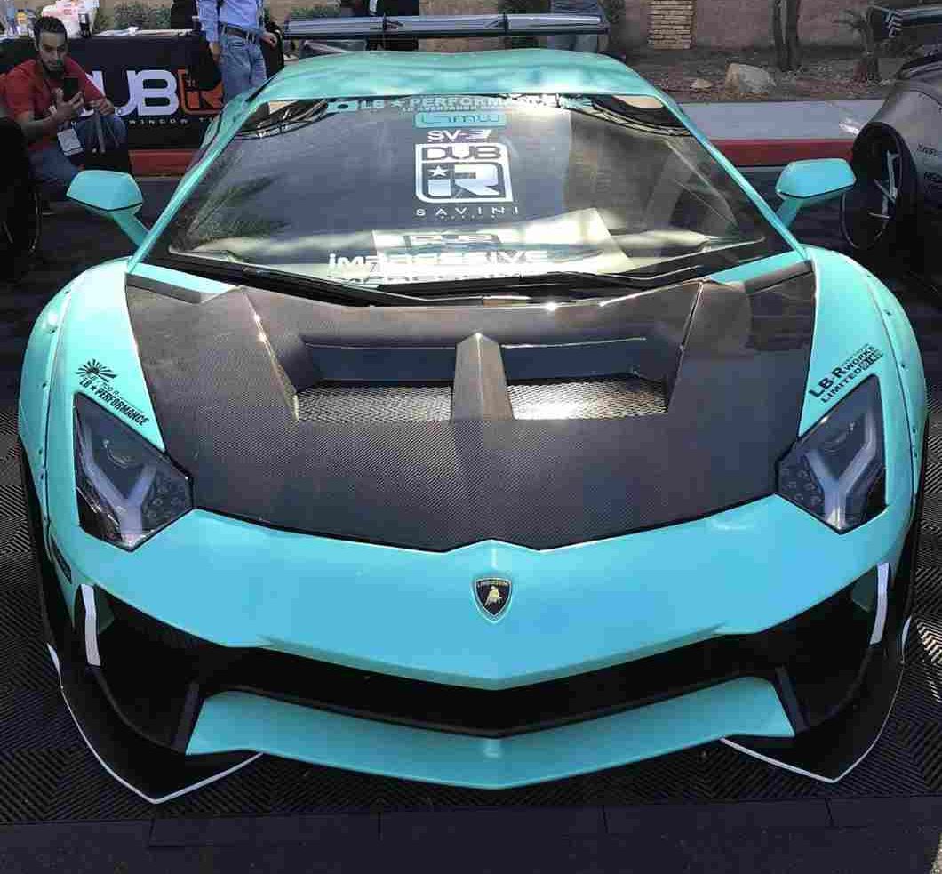Lamborghini turquoise Liberty Walk avec capot carbone au SEMA Show Las Vegas