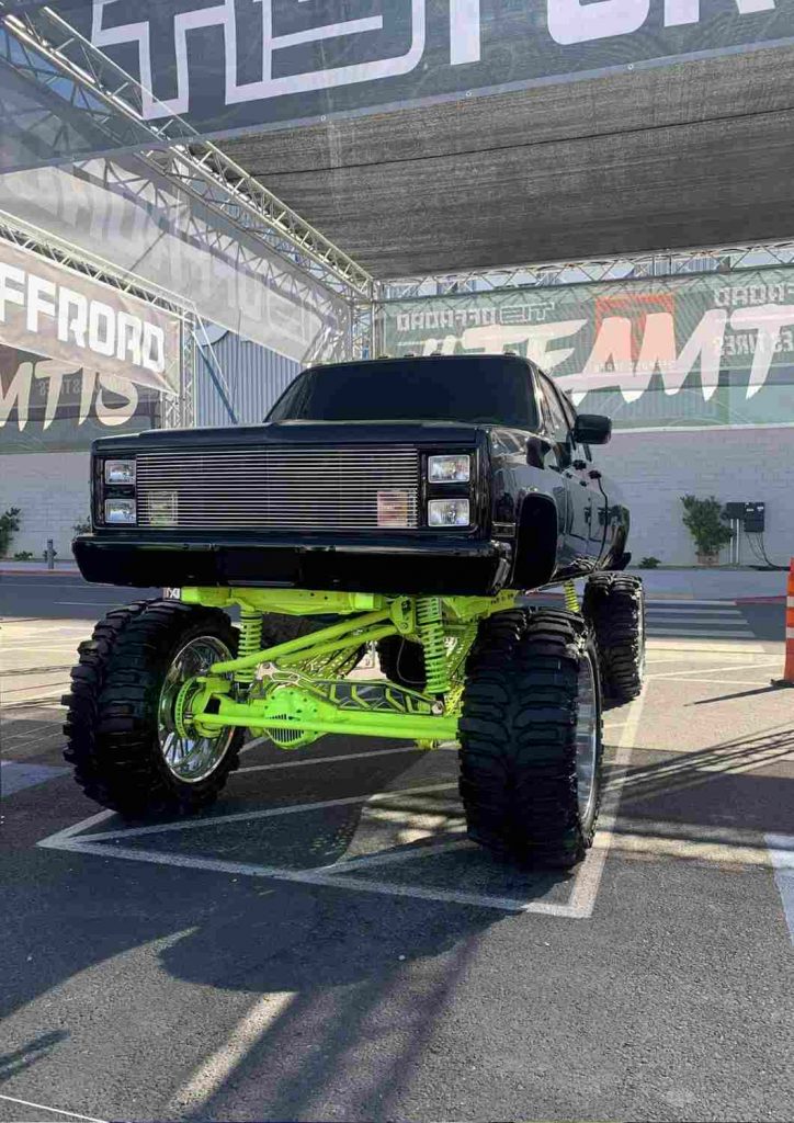 Pick-up noir surélevé à suspension jaune fluo au SEMA Show