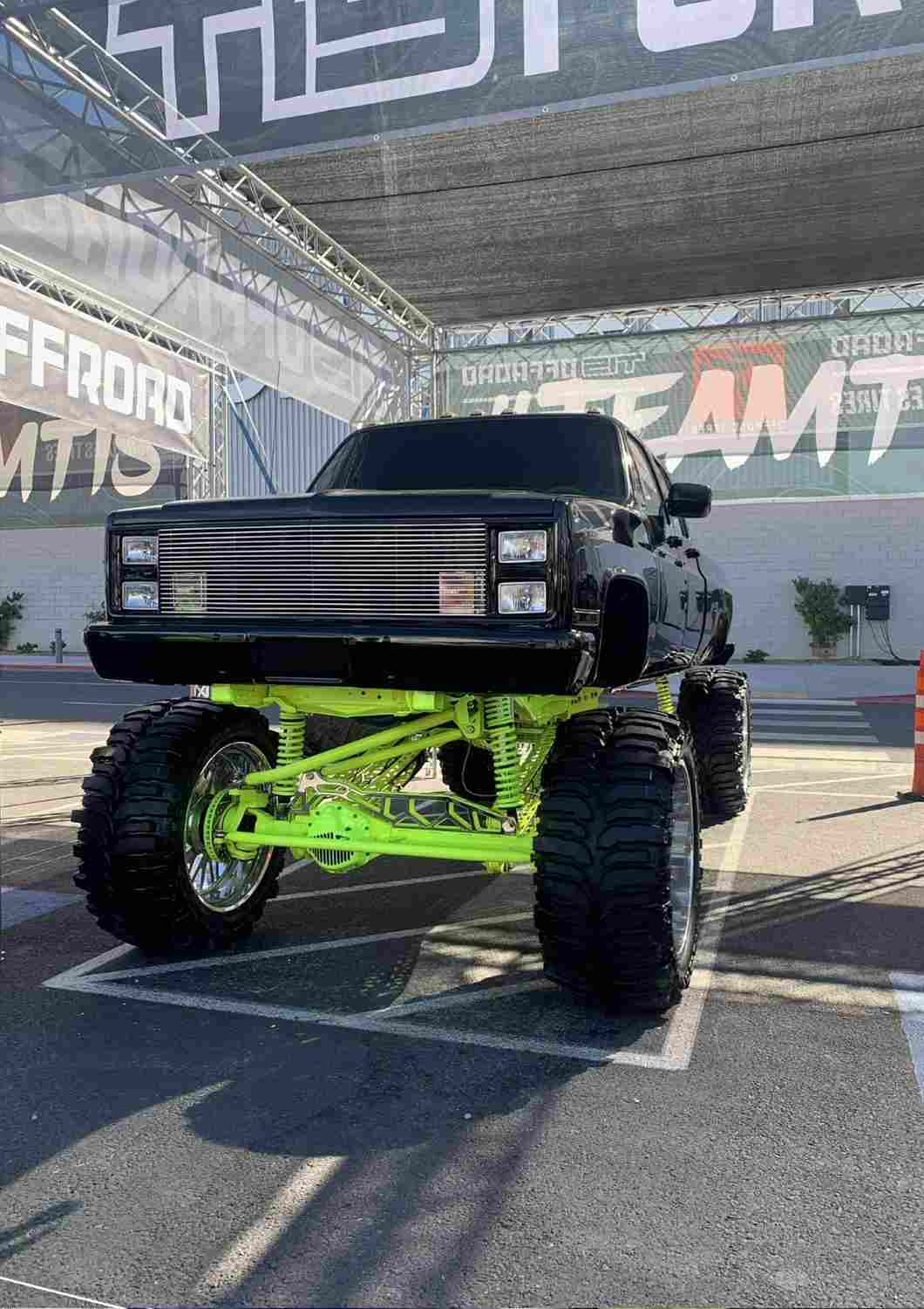 Pick-up noir surélevé à suspension jaune fluo au SEMA Show