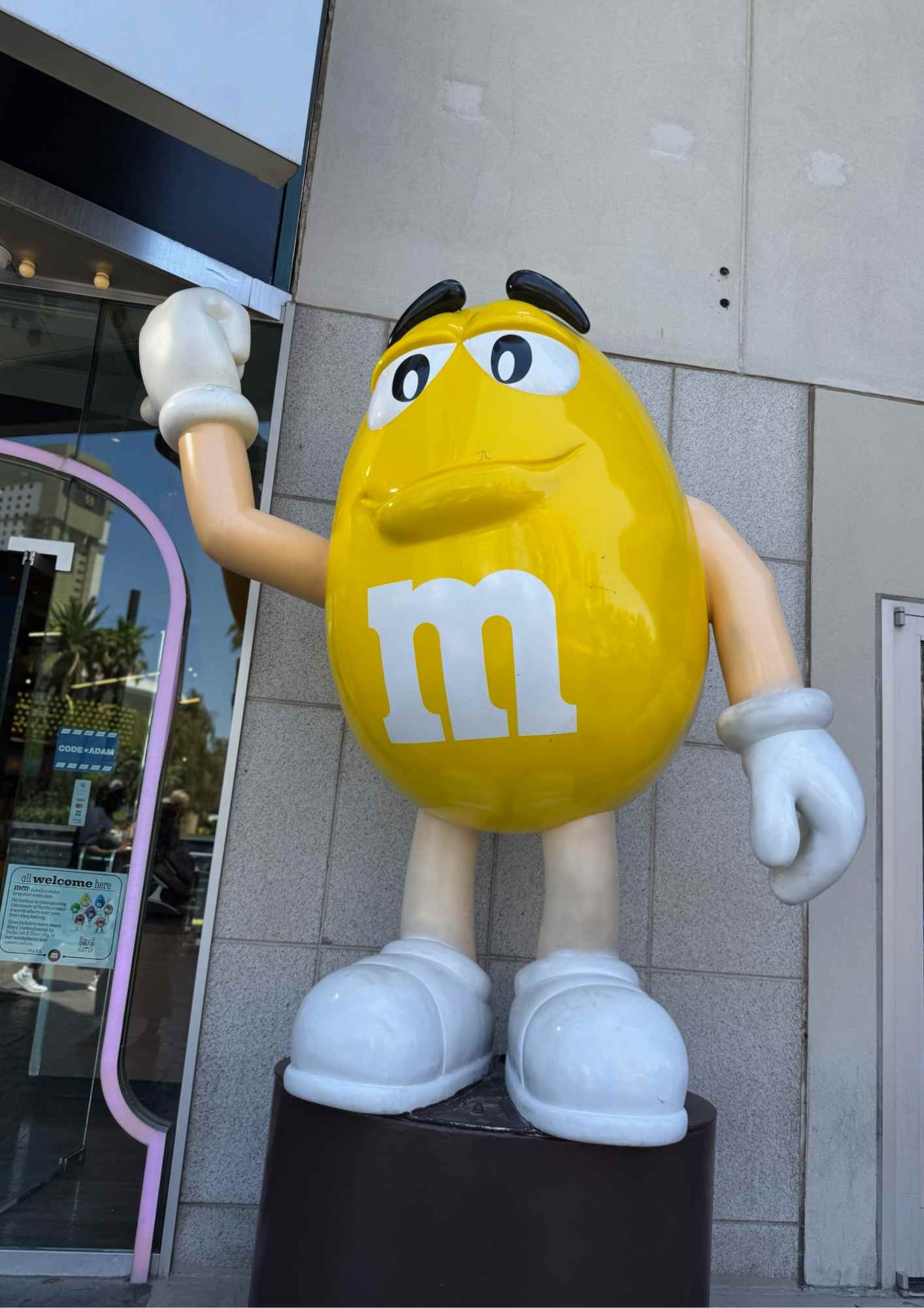 Statue Yellow devant l’entrée du M&M’s Store sur le Strip