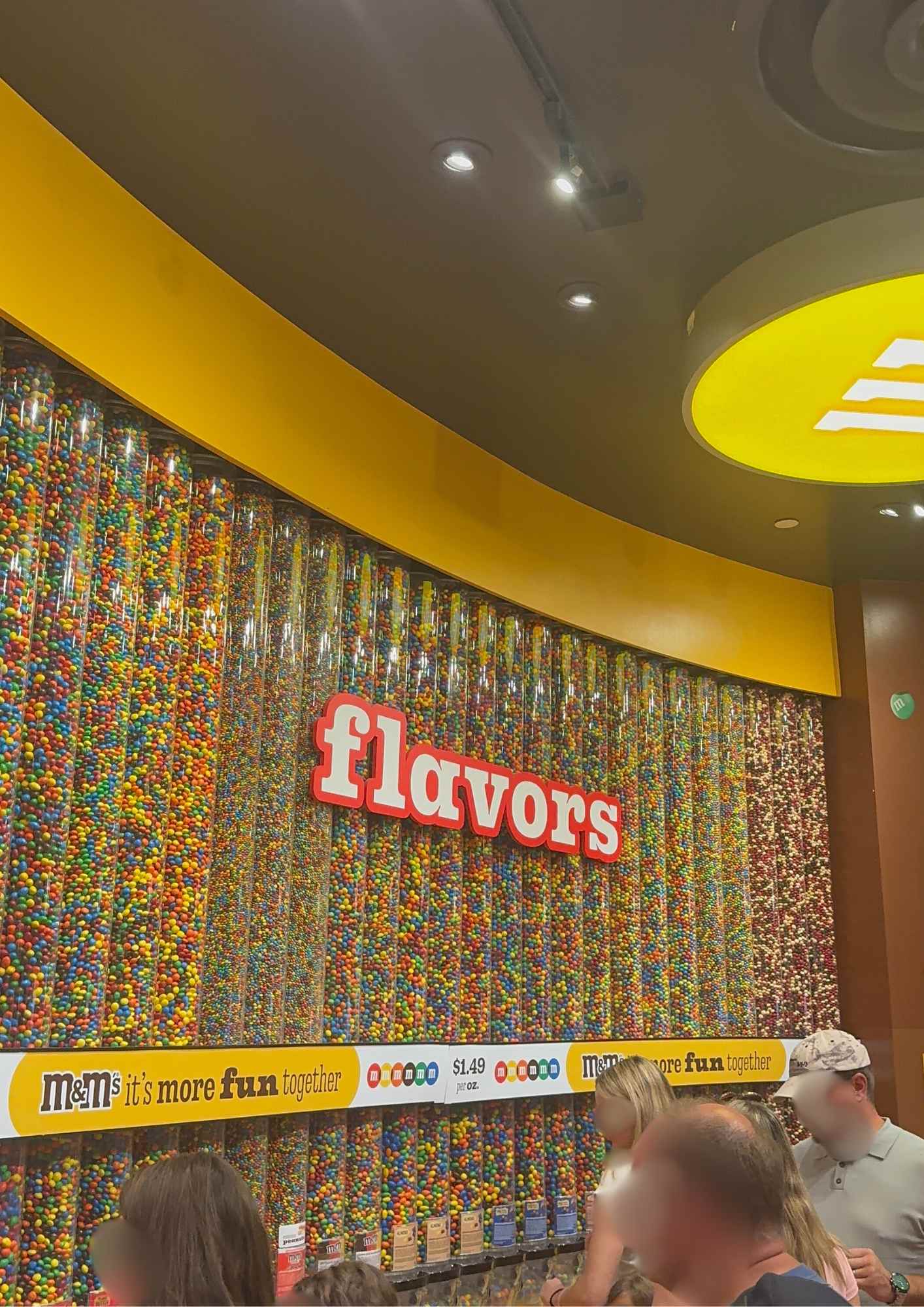 Mur « flavors » multicolore avec clients devant