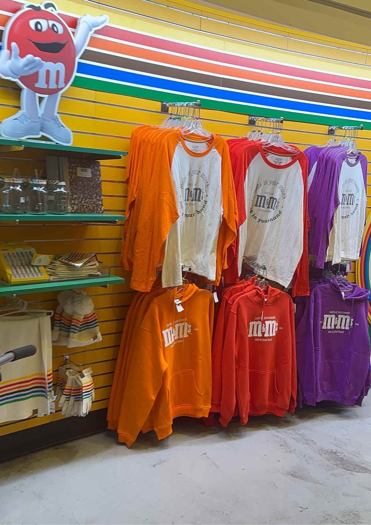 Sweats et t-shirts M&M’s sur mur rayé multicolore