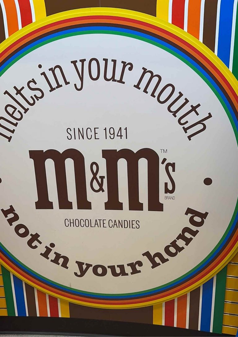 Panneau « melts in your mouth, not in your hand » gros plan