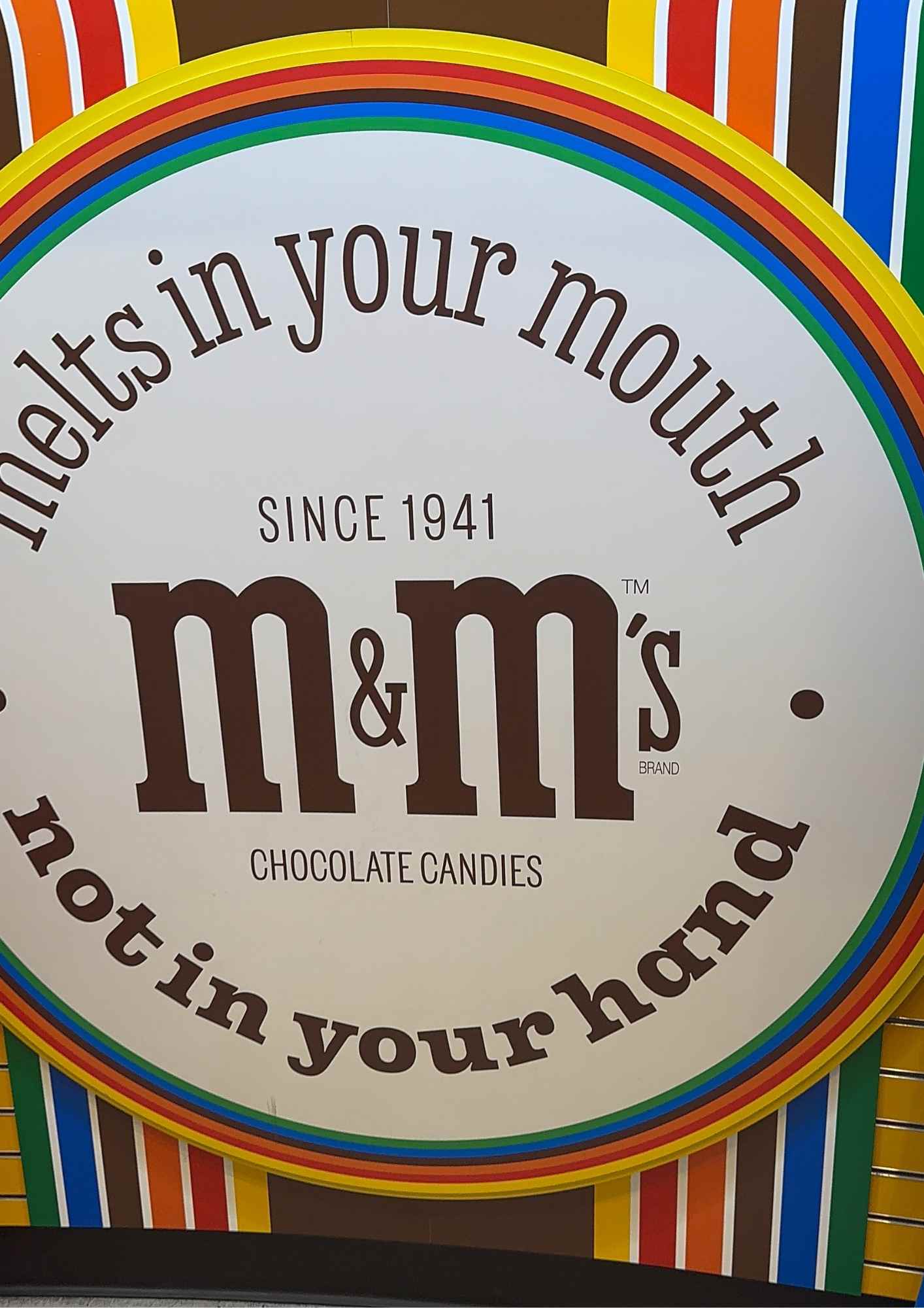 Panneau « melts in your mouth, not in your hand » gros plan