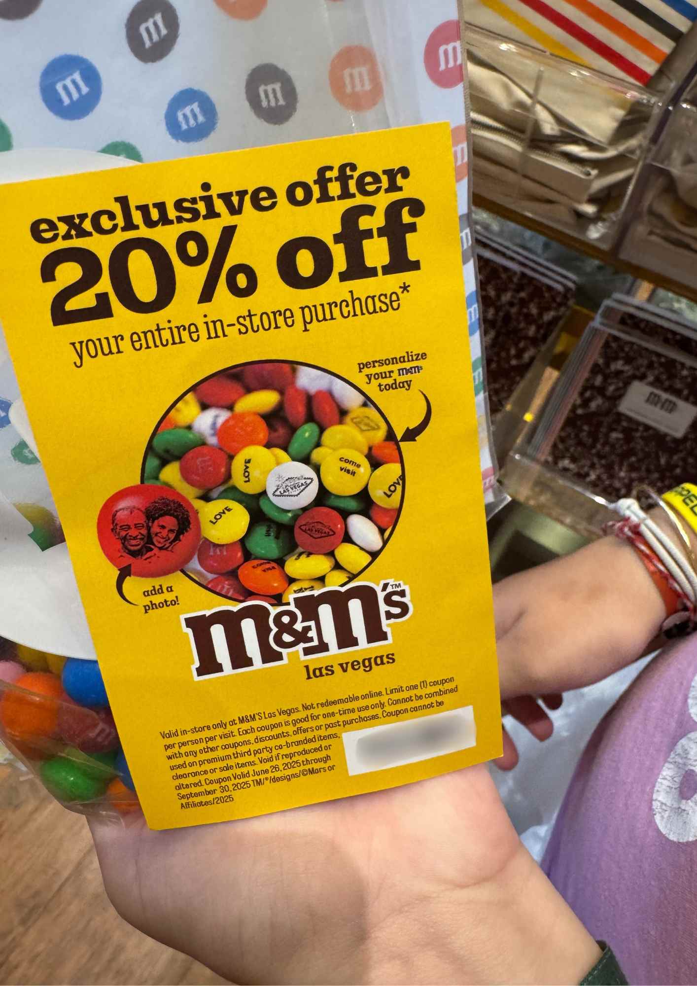 Coupon jaune « 20% off » M&M’s Las Vegas gros plan