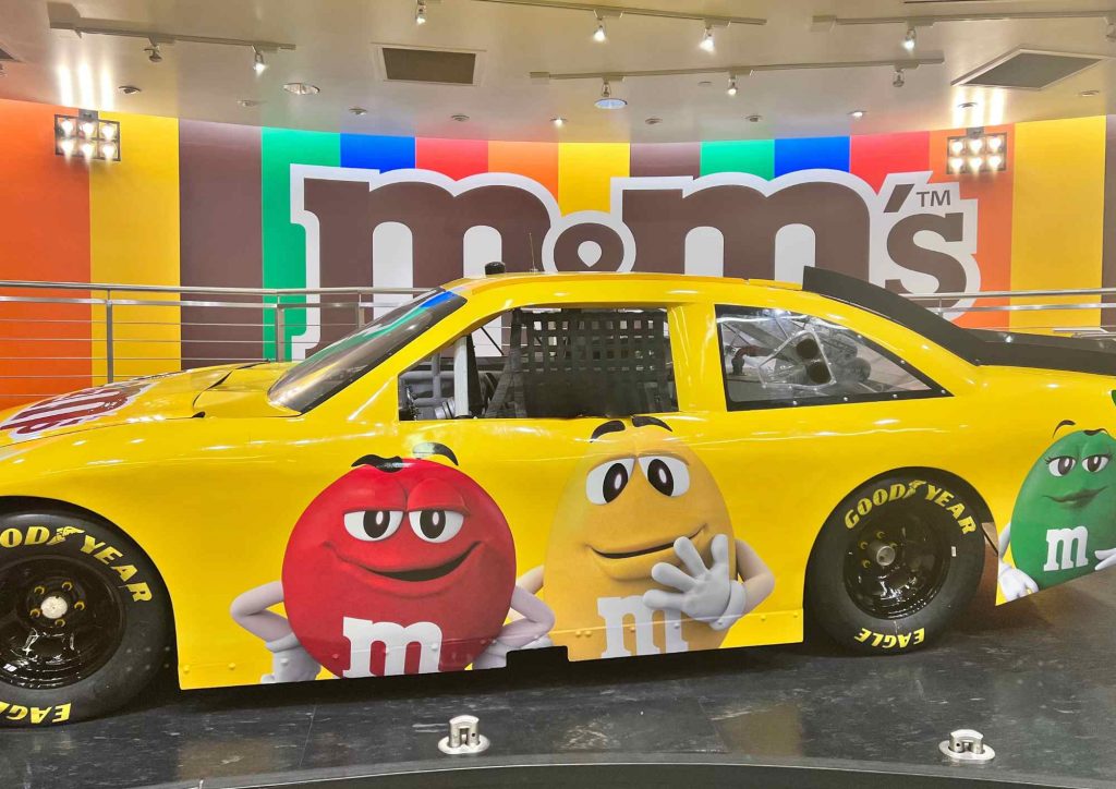Réplique de voiture NASCAR M&M’s jaune au showroom