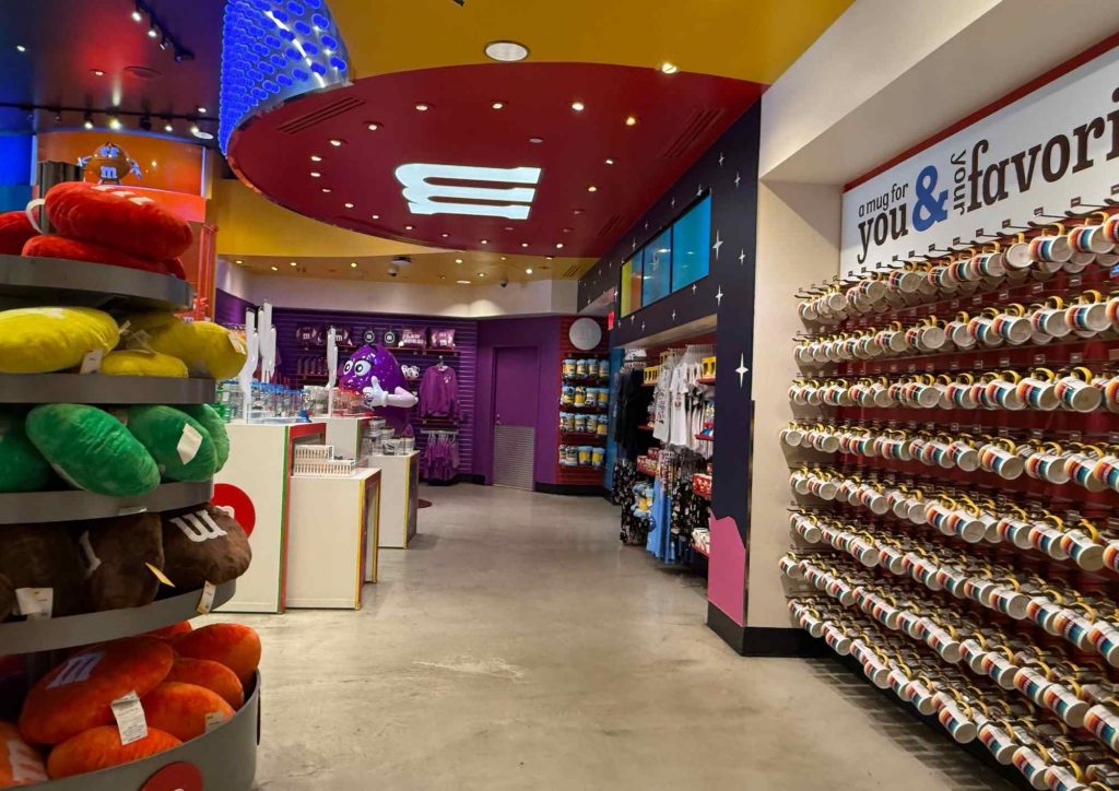 Rayon de mugs et accessoires M&M’s dans l’allée colorée