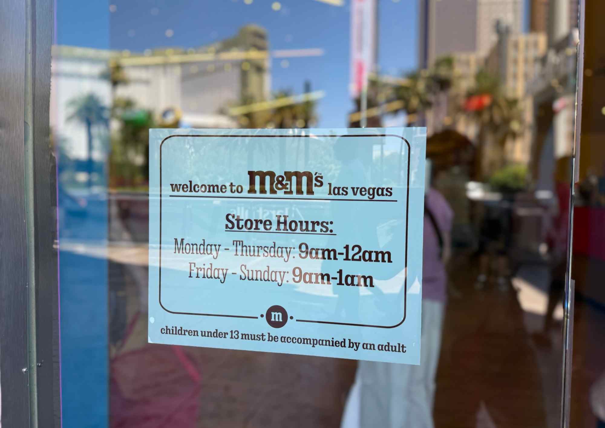 Panneau des horaires d’ouverture sur la porte d’entrée