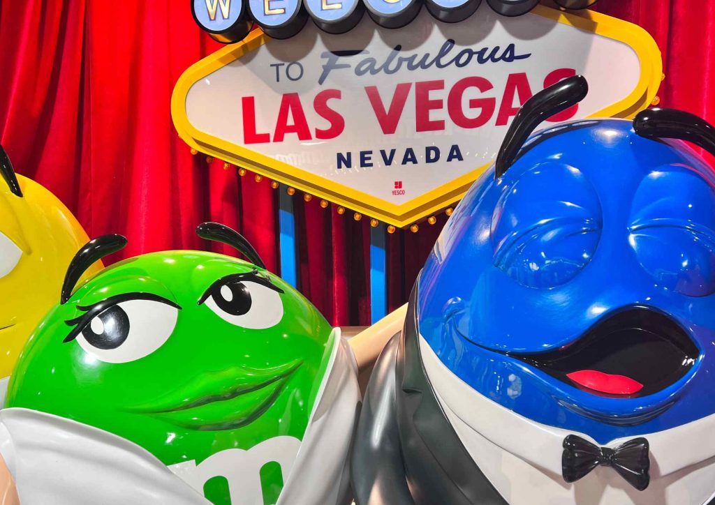 Personnages M&M’s devant le panneau Welcome to Fabulous Las Vegas