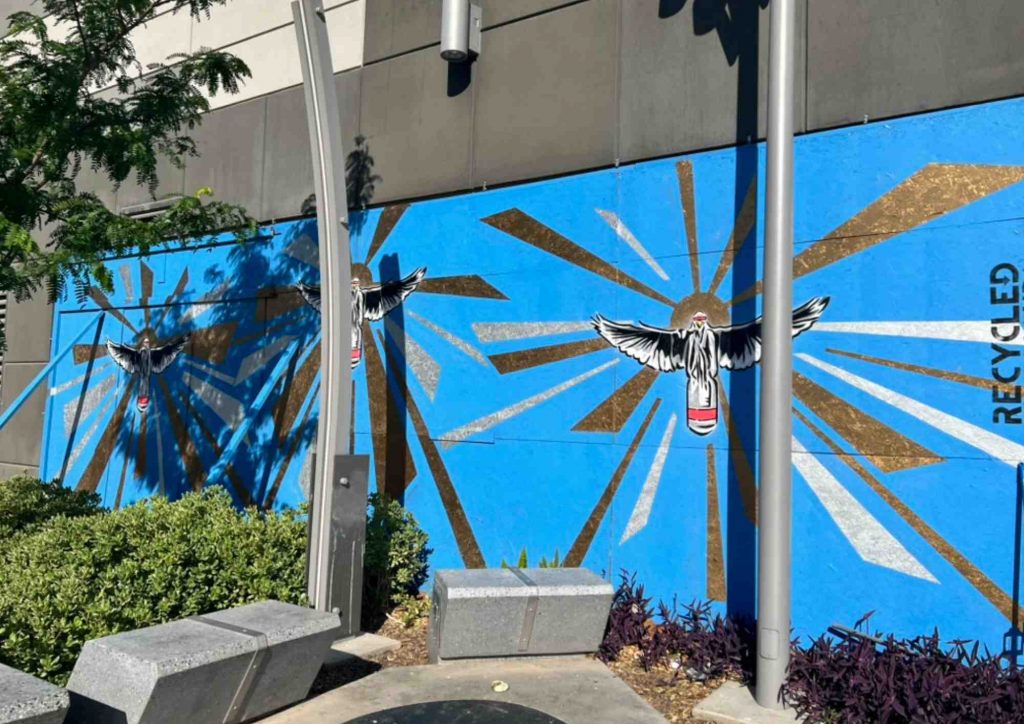 Fresque murale bleue avec oiseaux stylisés dans le Arts District 18b à Las Vegas