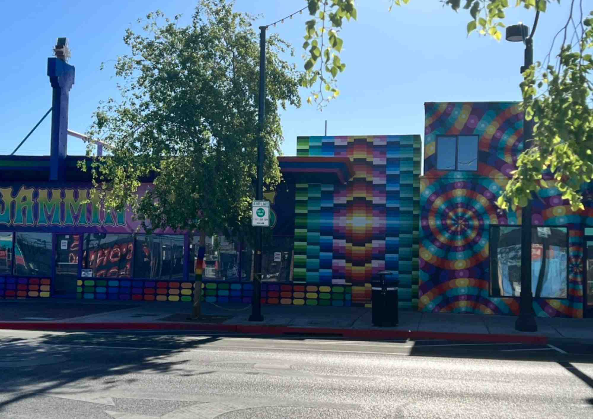 Bâtiments décorés de street art dans le Arts District 18b à Las Vegas