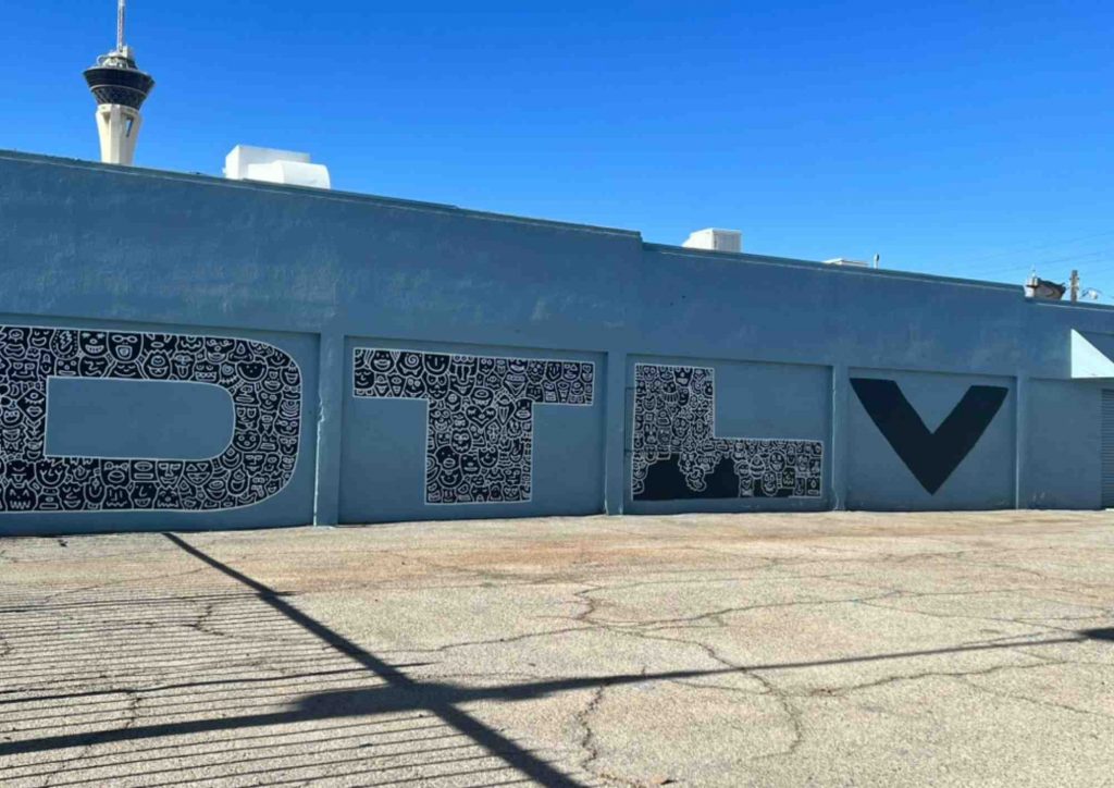 street art Arts District Las Vegas mur gris details Légende : Mur discret dans l’Arts District (détail urbain