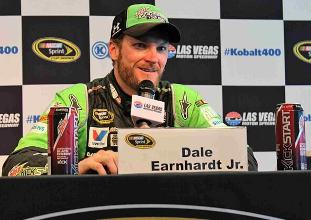 Dale Earnhardt Jr., pilote de NASCAR, en conférence de presse au Las Vegas Motor Speedway (2014)