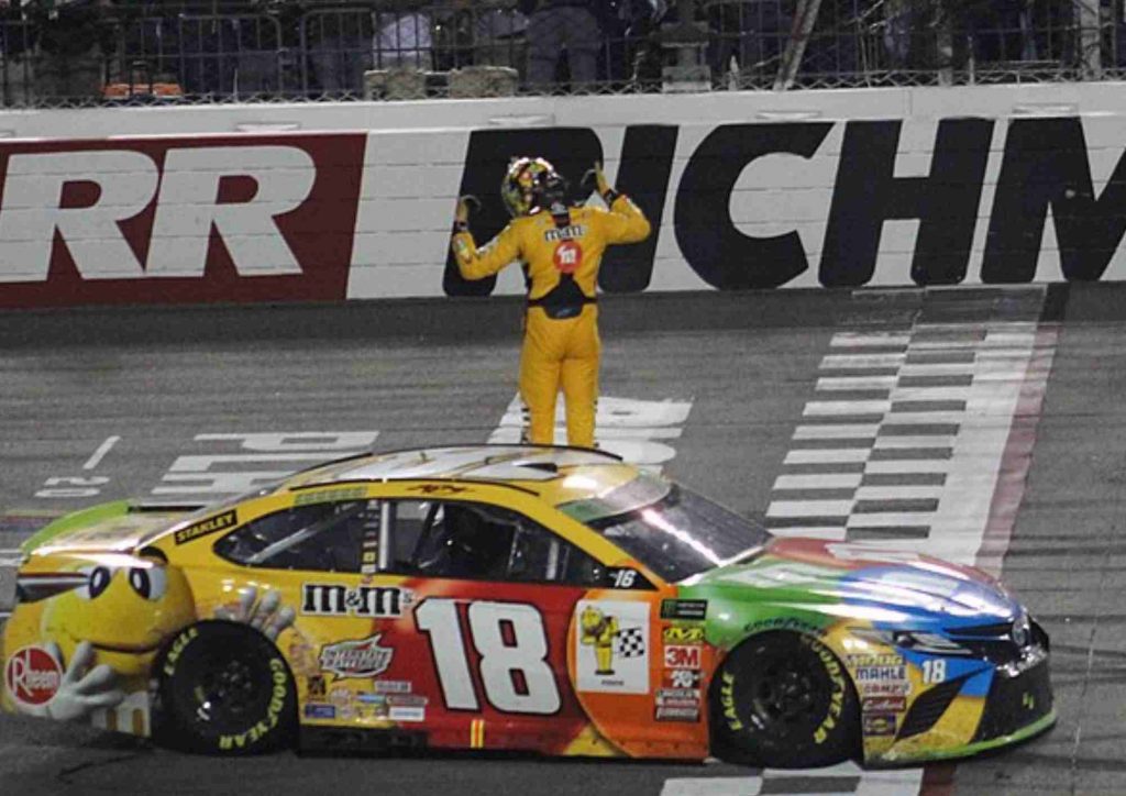 Kyle Busch célèbre une victoire NASCAR avec sa voiture numéro 18 (2018)