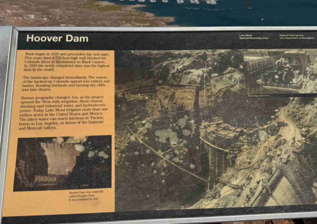 Panneau d’information intitulé « Hoover Dam » avec texte et images.