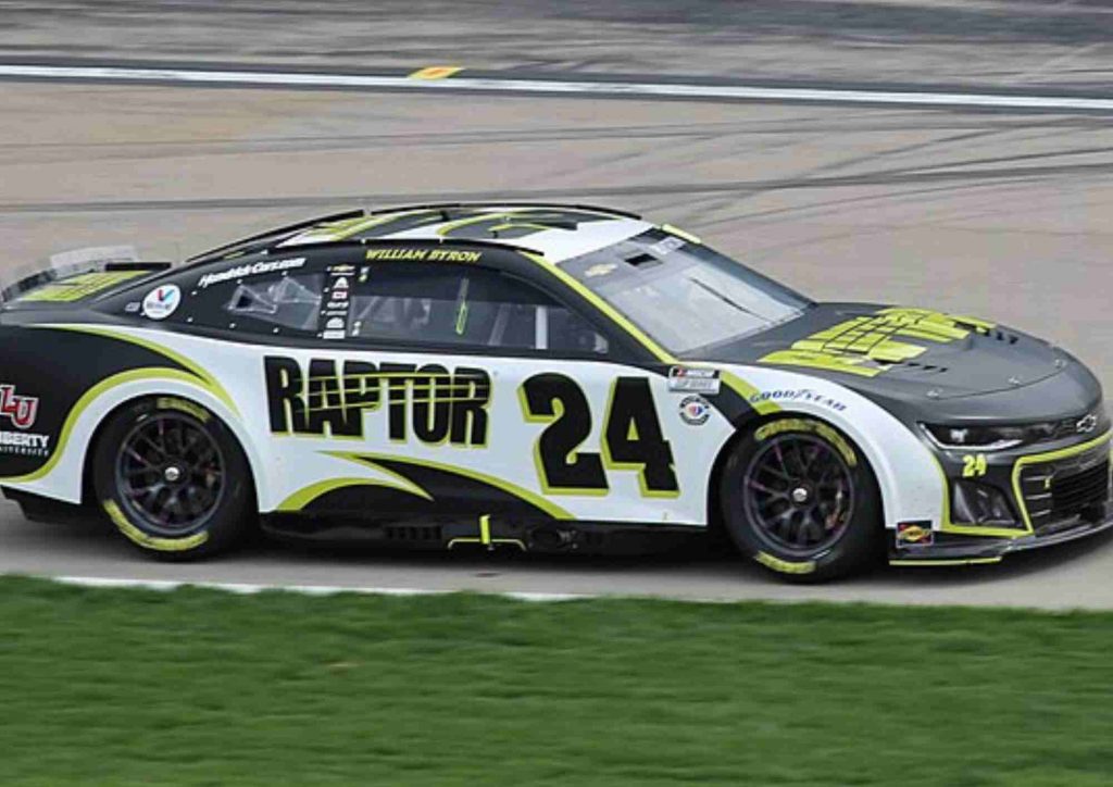 William Byron, pilote de NASCAR, sur la piste du Las Vegas Motor Speedway pendant une course de NASCAR à Las Vegas (2023)