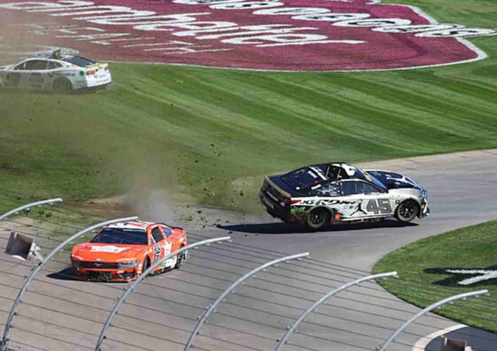 Tyler Reddick, pilote de NASCAR, voiture qui se soulève lors d’un incident pendant une course de NASCAR à Las Vegas au Las Vegas Motor Speedway (2024)