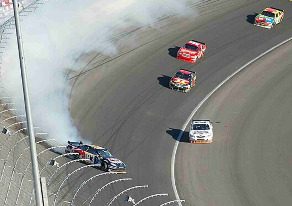 Brian Vickers, pilote de NASCAR, crash contre le mur lors d’une course de NASCAR à Las Vegas au Las Vegas Motor Speedway (2008)
