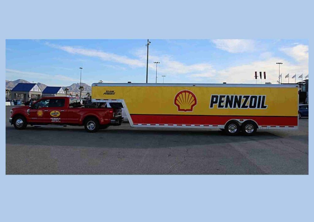 Camion et remorque NASCAR (hauler) de Joey Logano au Las Vegas Motor Speedway en 2023, idée transport depuis le Strip