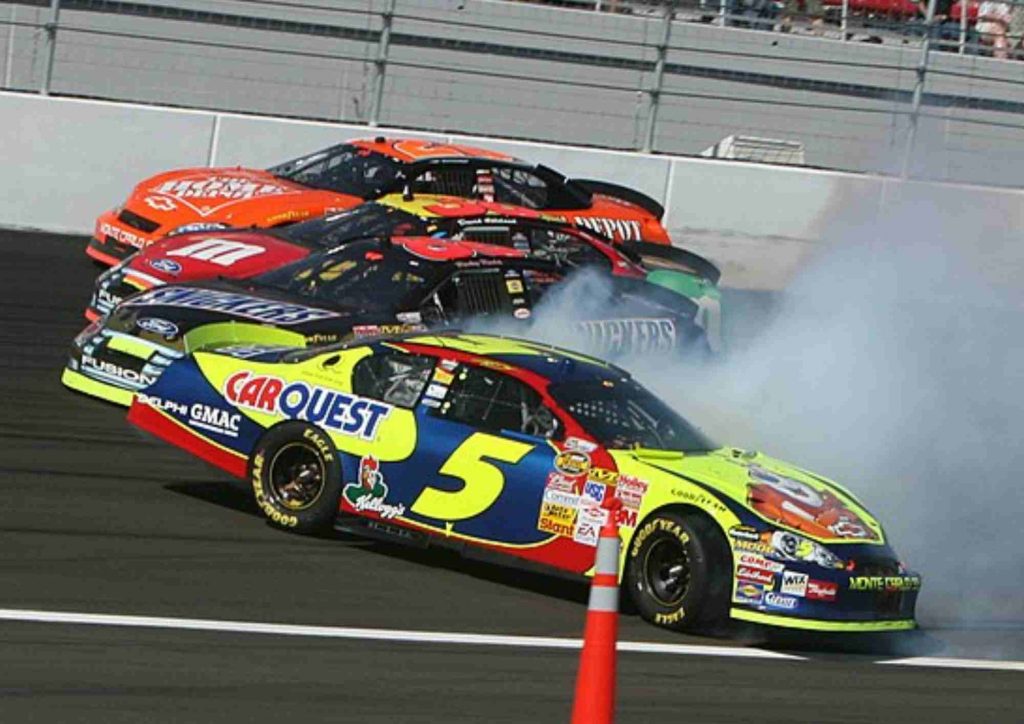 Pilote de NASCAR Kyle Busch en tête-à-queue pendant une course de NASCAR à Las Vegas au Las Vegas Motor Speedway (2007)