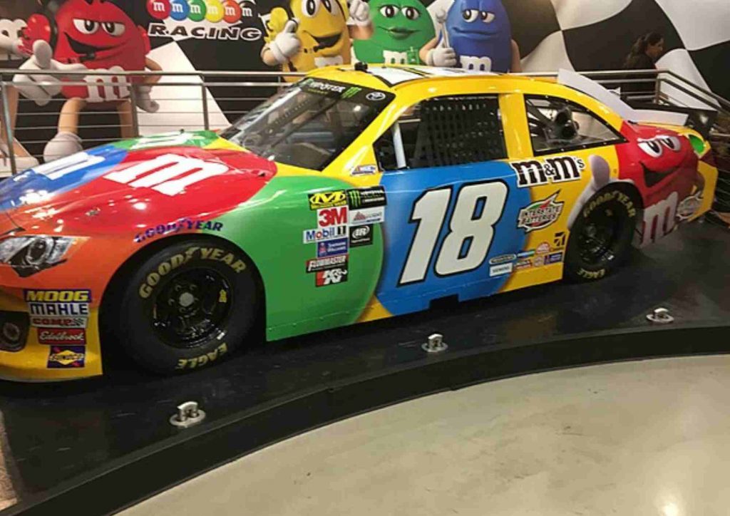 Voiture NASCAR exposée à M&M’s World sur le Strip de Las Vegas, en lien avec Las Vegas Motor Speedway (2018)