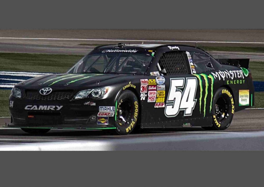 Kyle Busch, pilote de NASCAR, au volant sur la piste du Las Vegas Motor Speedway pendant une course de NASCAR à Las Vegas (2013)