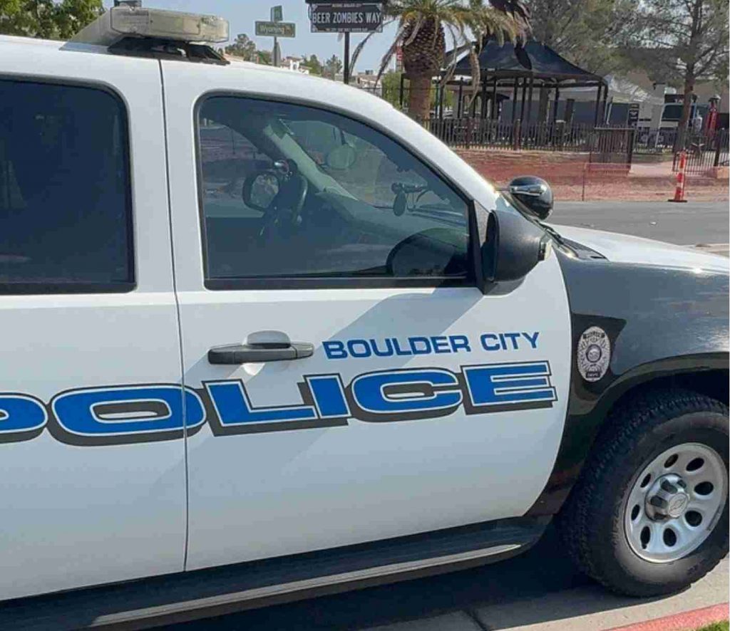 Portière d’un véhicule de police portant l’inscription « BOULDER CITY POLICE ».