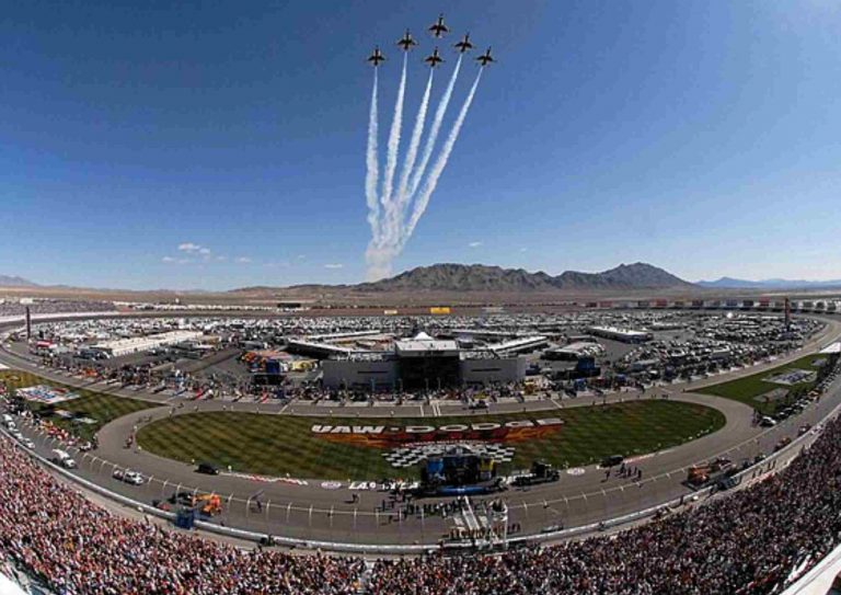 Panorama du Las Vegas Motor Speedway pendant une course NASCAR