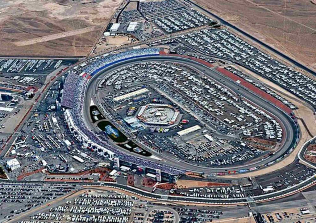 Vue aérienne du Las Vegas Motor Speedway pendant un week-end NASCAR en 2011