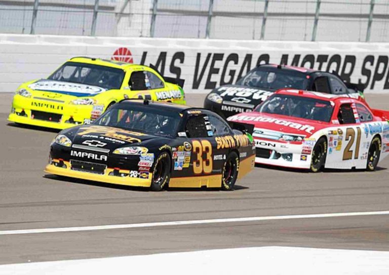 Voitures NASCAR en course au Las Vegas Motor Speedway