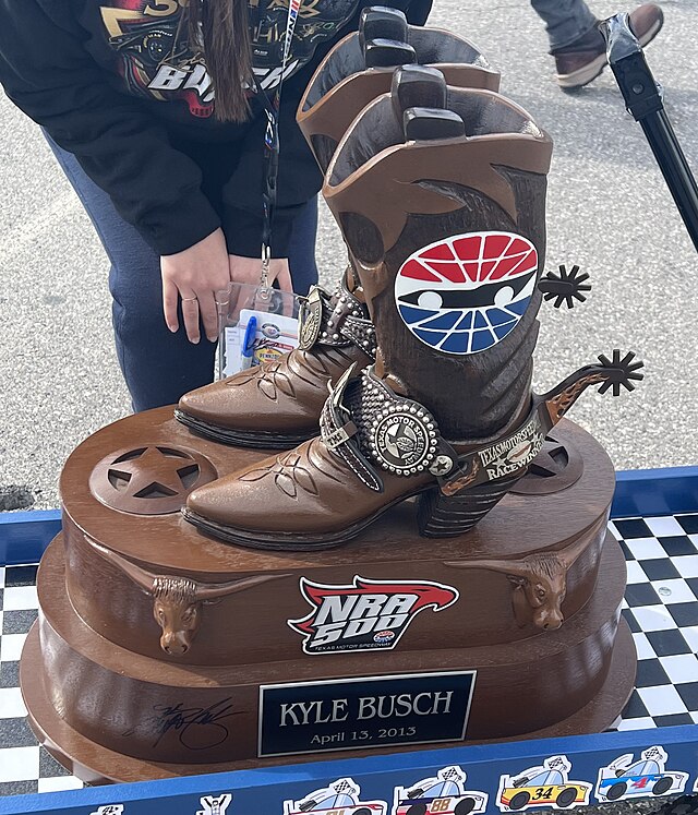 Trophée NASCAR style western à Las Vegas – ambiance Pennzoil 400 Las Vegas 2026