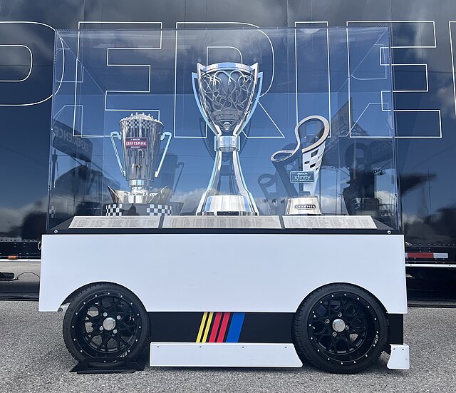 Trophées de championnat NASCAR exposés dans une vitrine