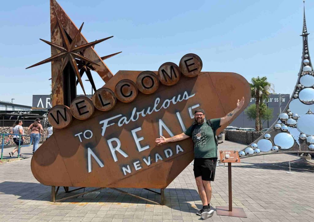 Yo devant l'enseigne Welcome to Fabulous AREA15 Nevada à Las Vegas