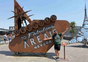 Yo devant l'enseigne Welcome to Fabulous AREA15 Nevada à Las Vegas