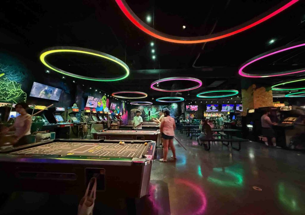 salle d’arcade intérieure à AREA15 Las Vegas avec jeux et tables de billard