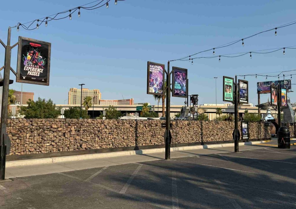 allée extérieure d’AREA15 Las Vegas avec affiches et éclairage suspendu