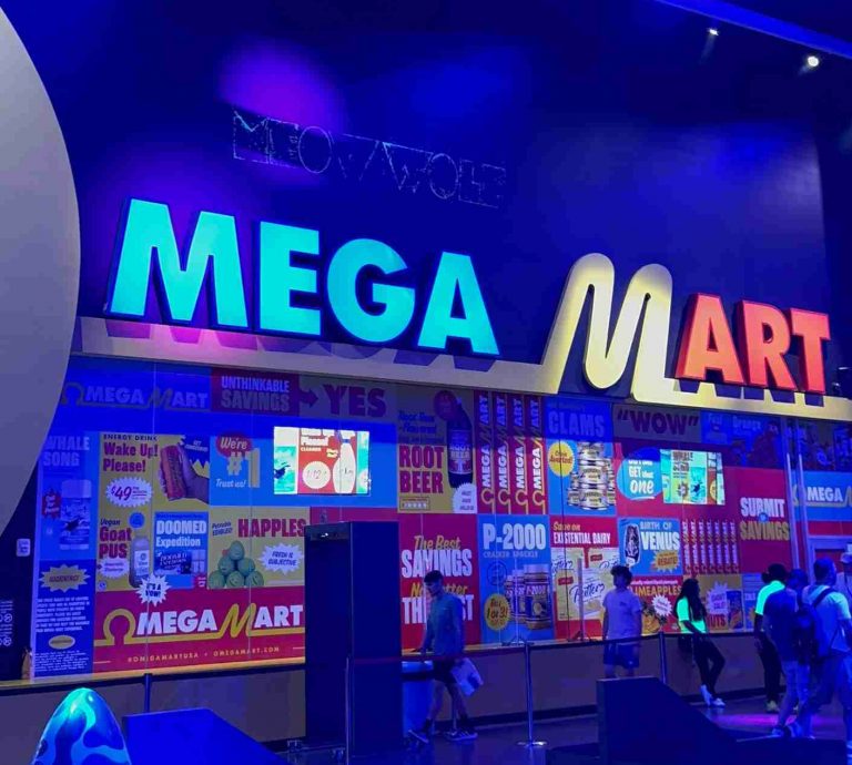 Façade colorée de Mega Mart à l’entrée de Omega Mart à AREA15